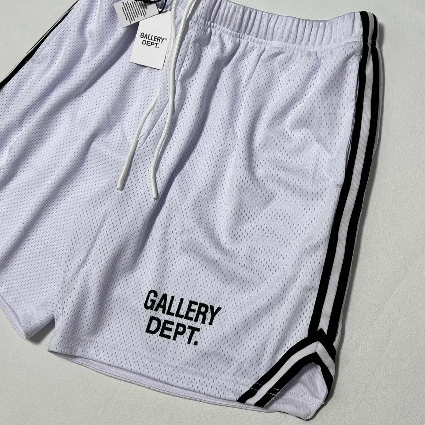 GALLERY DEPT. VENICE COURT SHORTS English mesh shorts Logo webbing wide-leg basketball shorts Black and white S-XL Original molding Loose wide-leg version American boys' first choice Breathable mesh fabric Superimposed soft material inside Comfortable and easy to match Custom-woven original consistent webbing/main mark/component wash mark Details are enlarged to follow